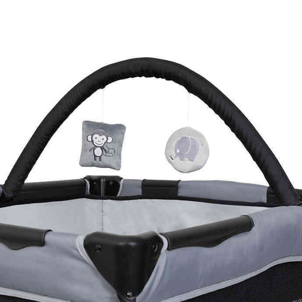 Pac n Play with Bassinet and Sheets - Image 2